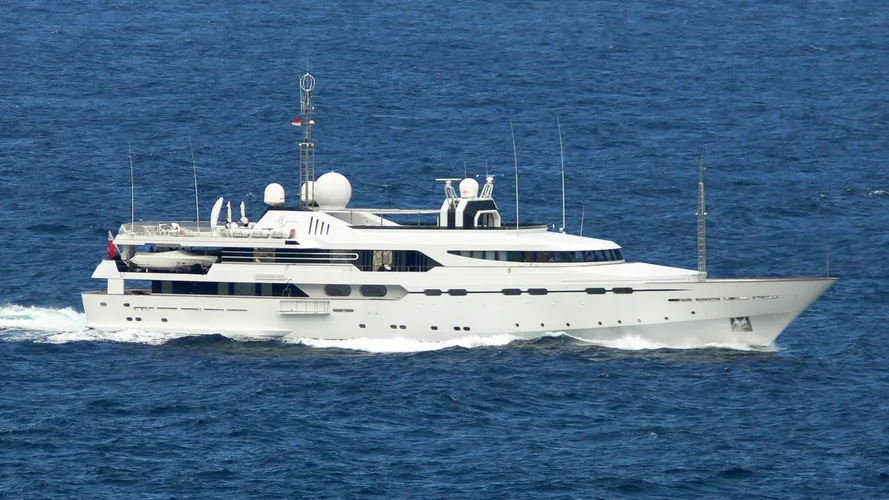 il-vagabondo-yacht-exterior