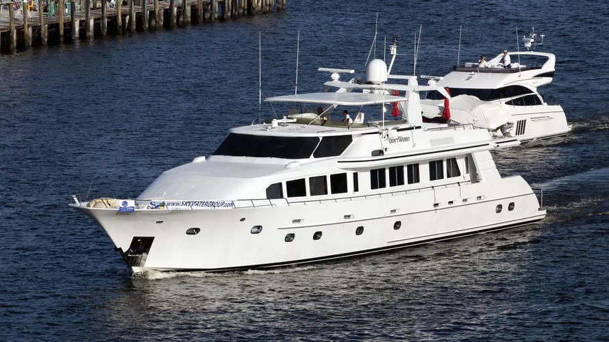 unbridled-motoryacht-crescent-116-1995-35m-bow-before-refit