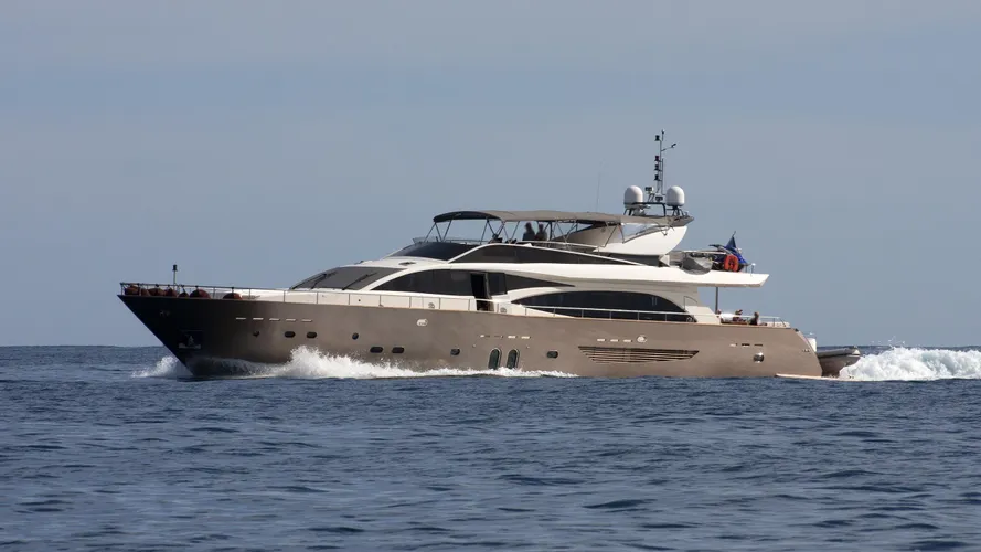 mayama-yacht-exterior