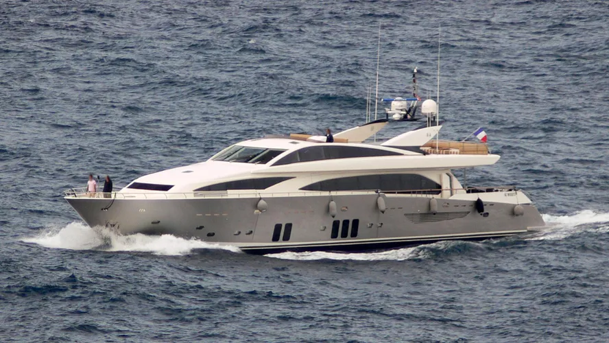dragon-yacht-exterior