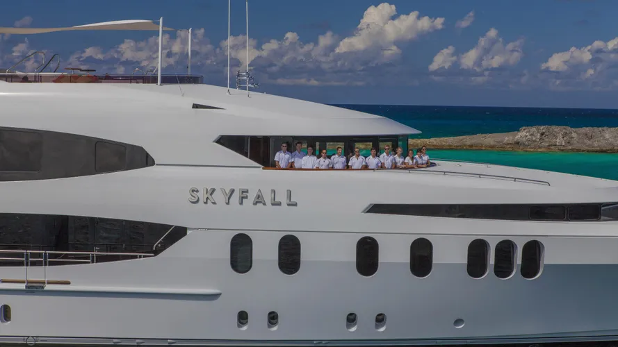 skyfall-yacht-profile-near