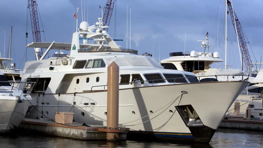 sisisi-yacht-exterior