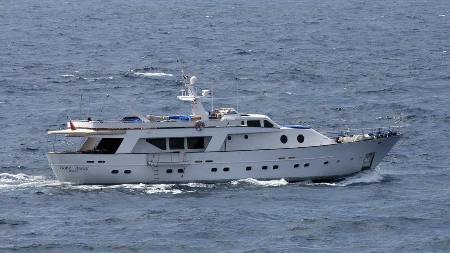 gone-away-yacht-exterior