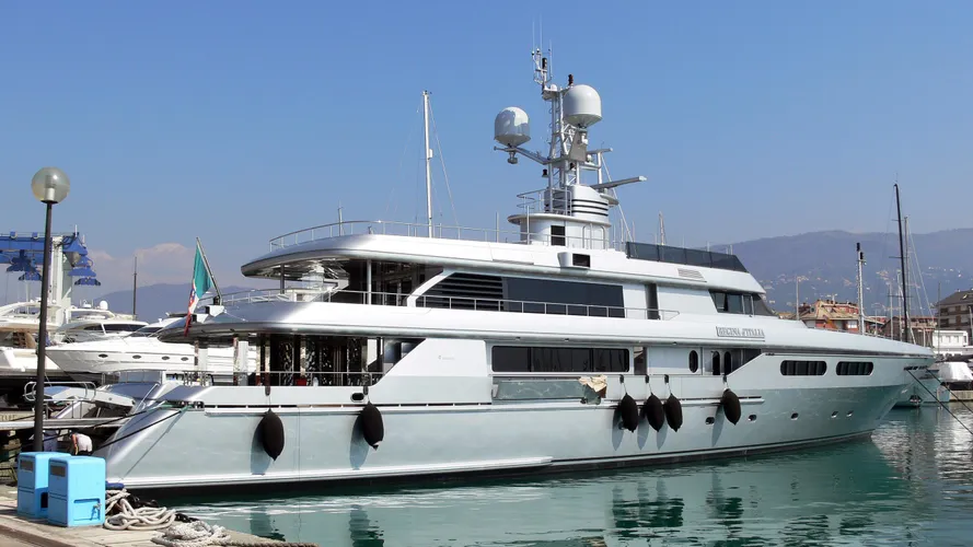 regina-ditalia-yacht-exterior
