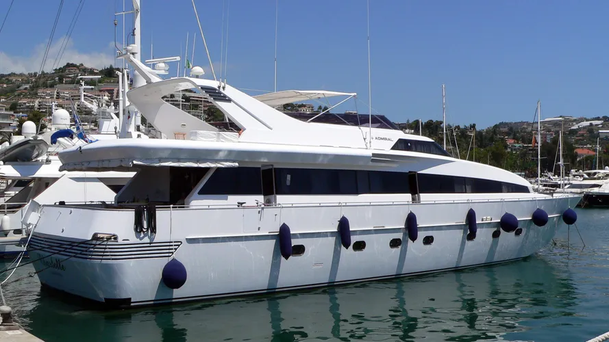 charlotte-yacht-exterior