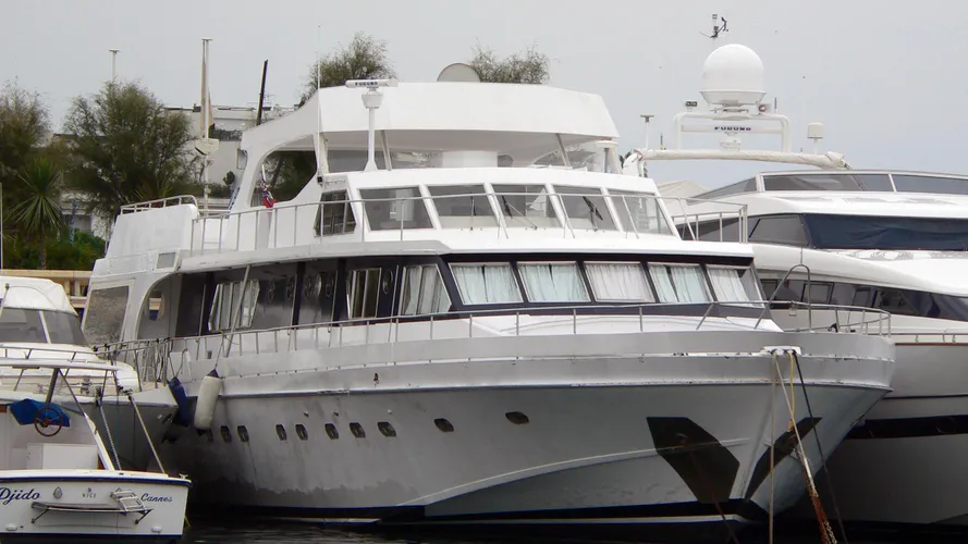 las-brisas-delta-yacht-exterior
