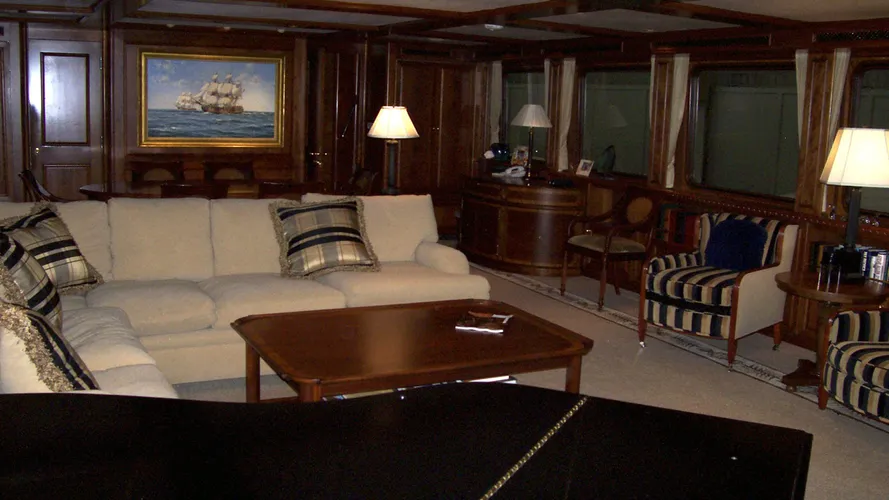 skyetyme-yacht-saloon