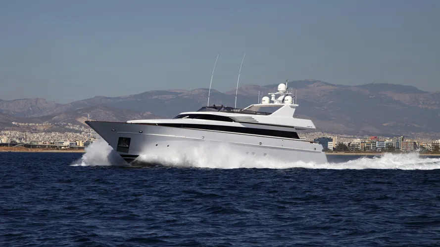 feligo-v-yacht-cruisng