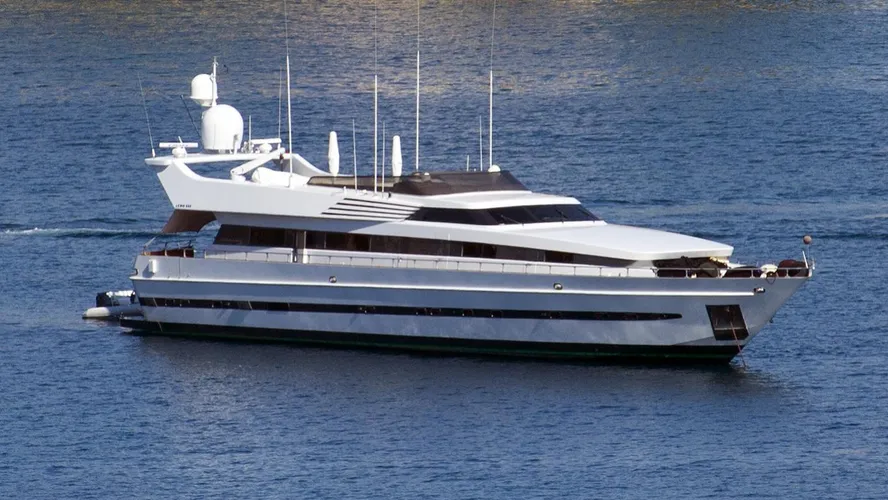 longo-myic-yacht-exterior