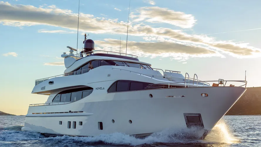 novela-yacht-cruising