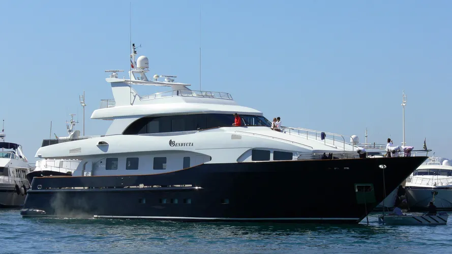 lady malak noor bendycta motoryacht cbi navi 32m 2001 half profile