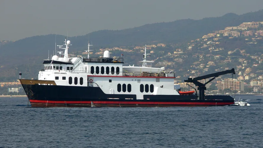 explorer-danah-explorer-yacht-exterior
