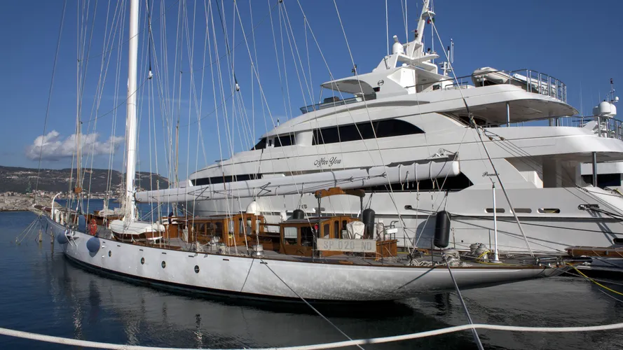 astra-yacht-exterior