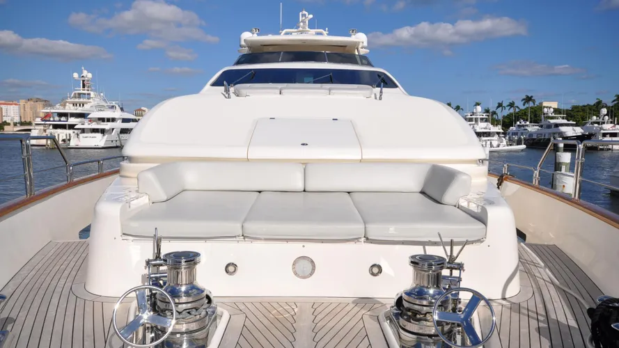 vivere-yacht-for-sale-profile