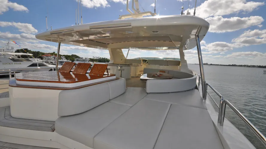 vivere-yacht-fly-deck
