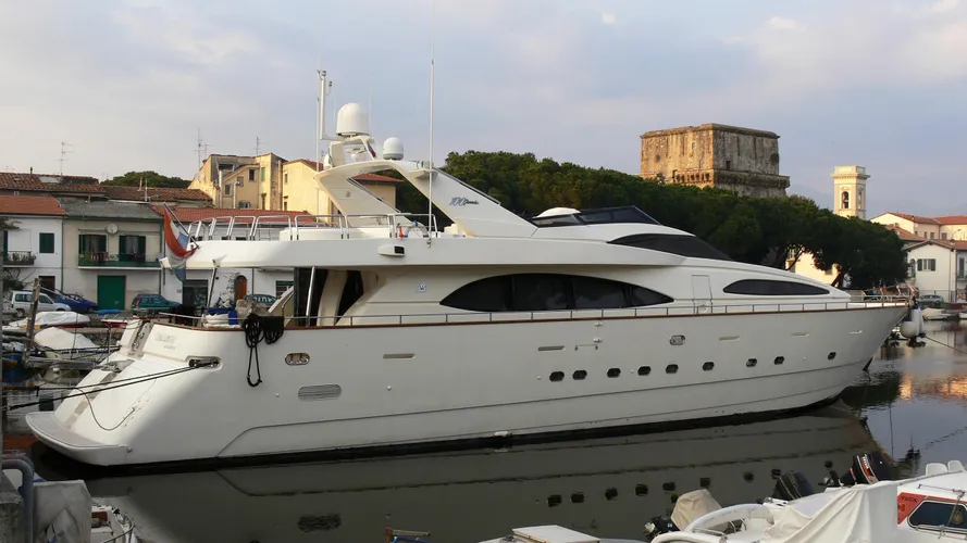 challenger-yacht-exterior