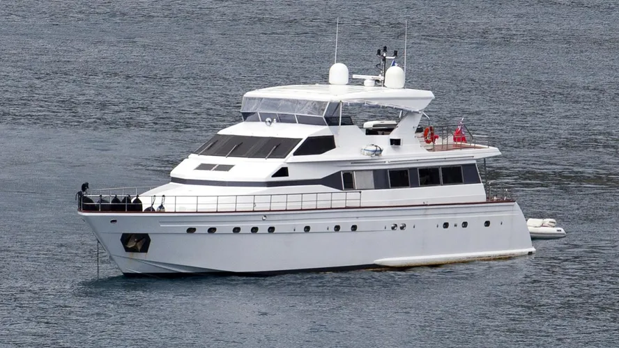 circus-yacht-exterior