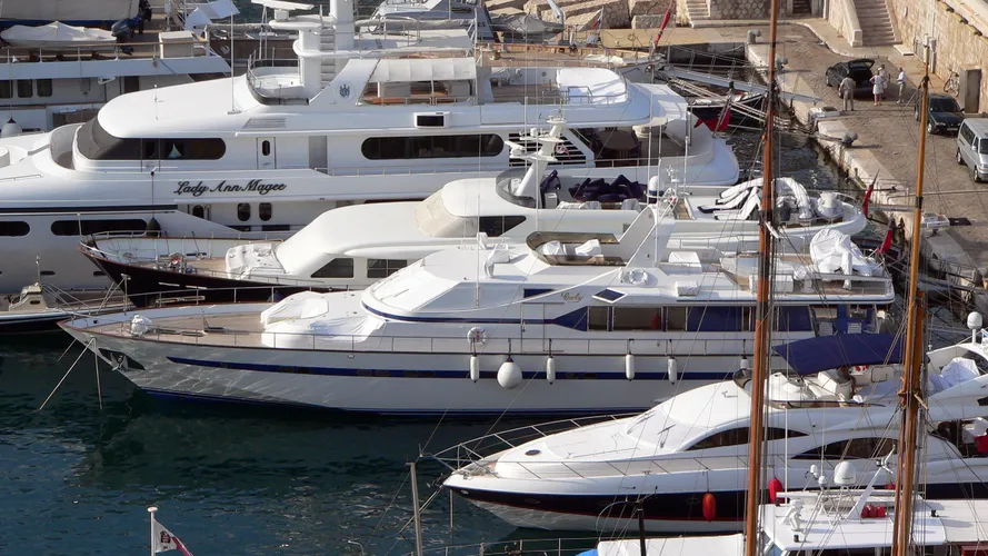 carly-yacht-exterior