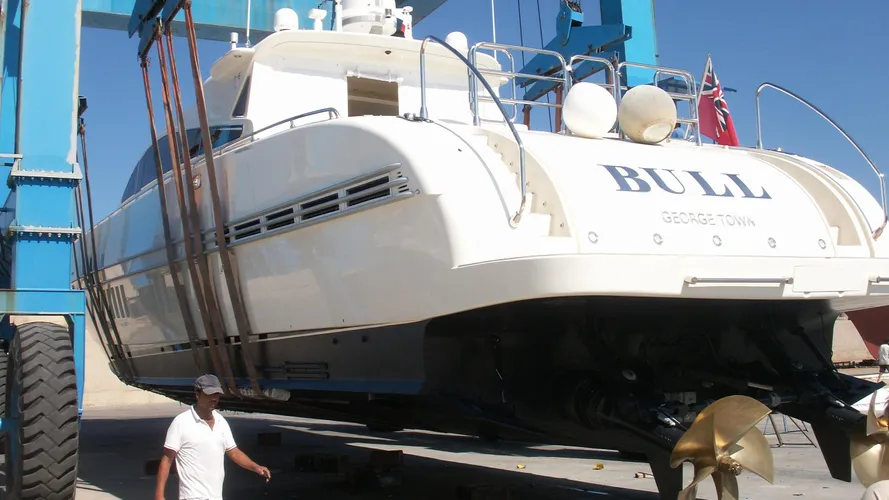 bull-yacht-in-yard