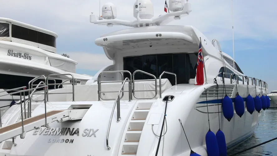 evermina-six-yacht-exterior
