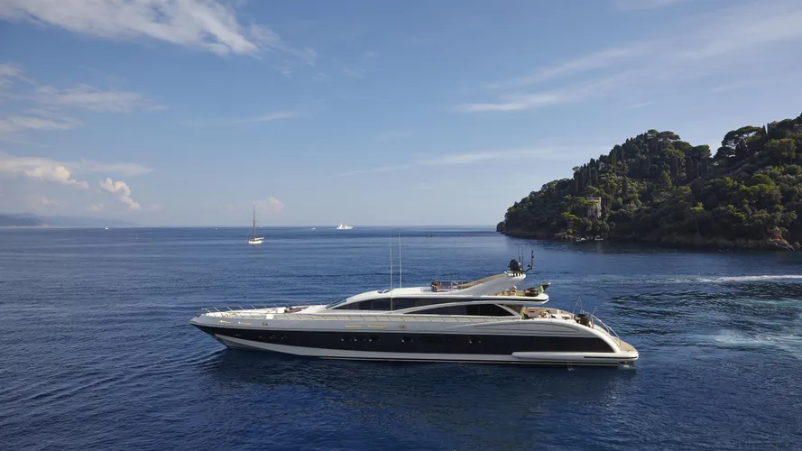 antelope-III-yacht-at-sea