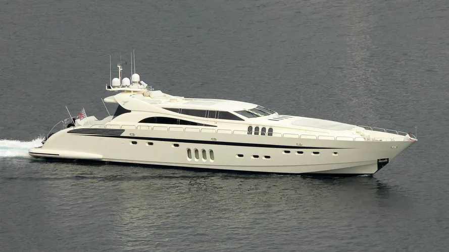 svea-yacht-exterior