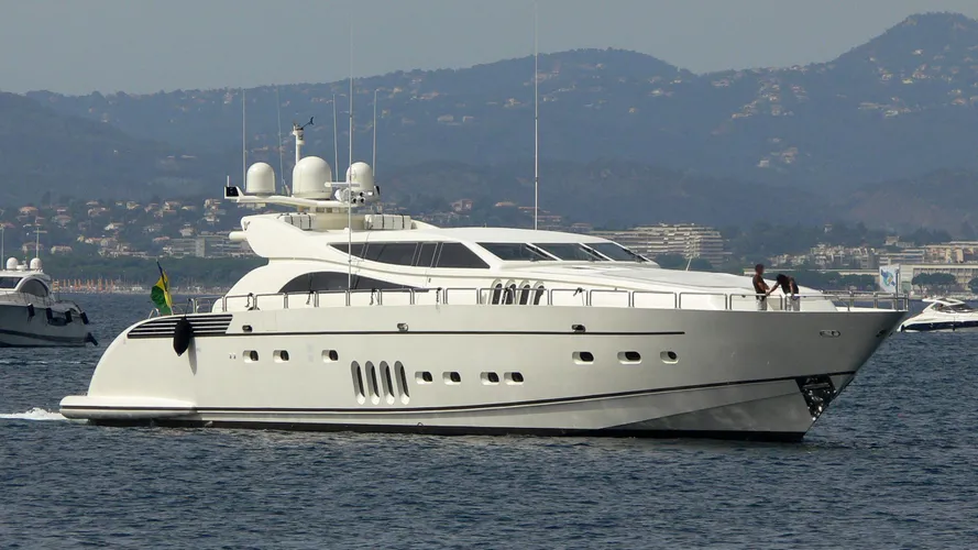 eol-b-yacht-exterior