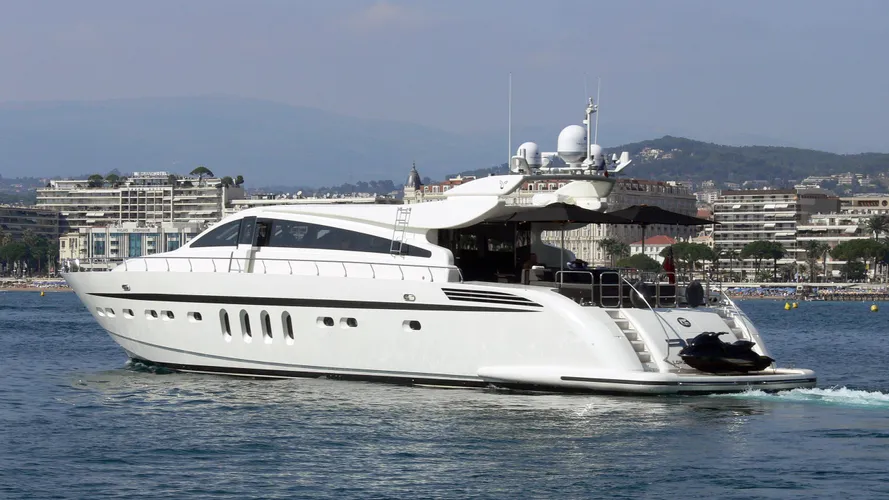 rg-512-yacht-exterior