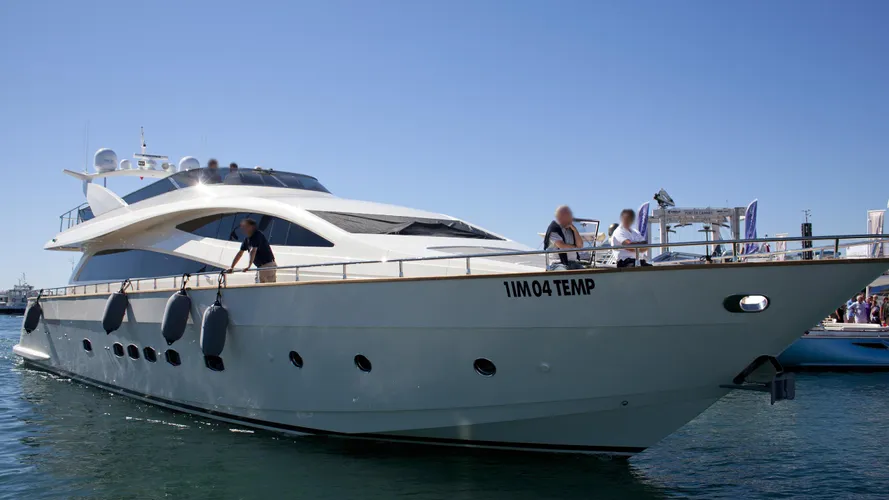 amer-ica-yacht-exterior