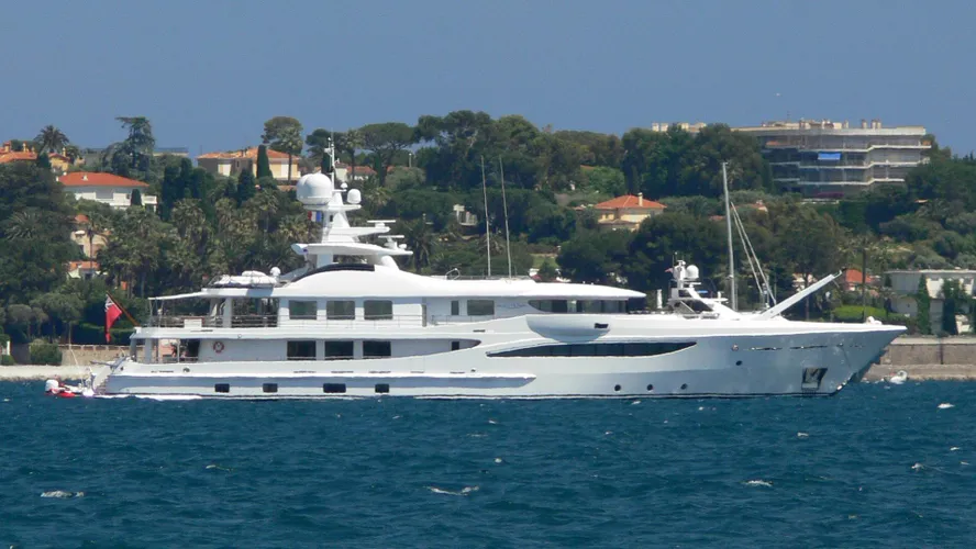 la-mirage-yacht-exterior