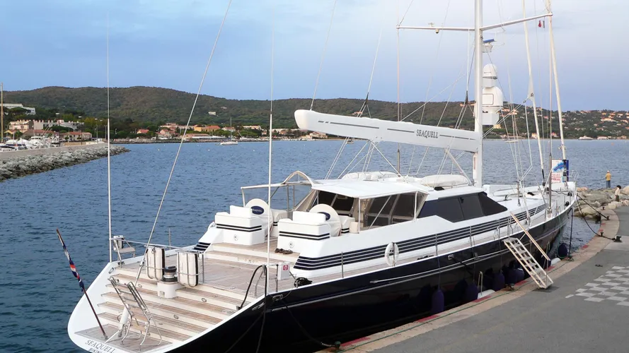 seaquell-yacht-exterior