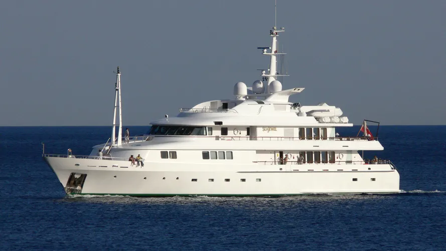 amore-mio-ii-yacht-exterior