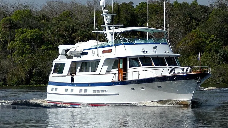 capricho-yacht-running