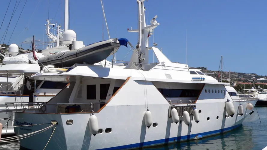 quattro-yacht-exterior