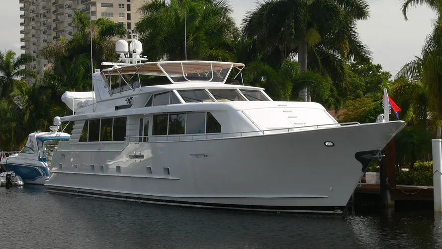 escape-yacht-exterior