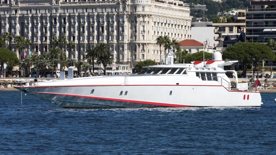 g-whiz-yacht-exterior
