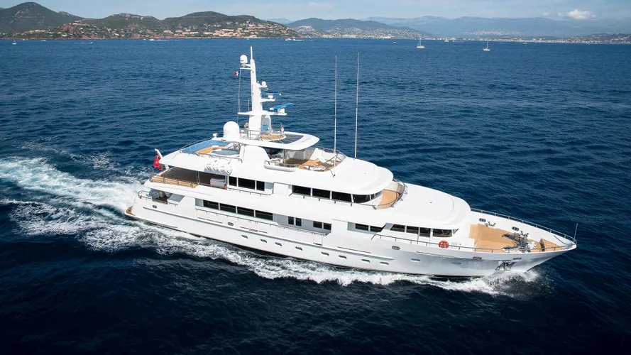 arete-motoryacht-bloemsma-van-breemen-2014-44m-running