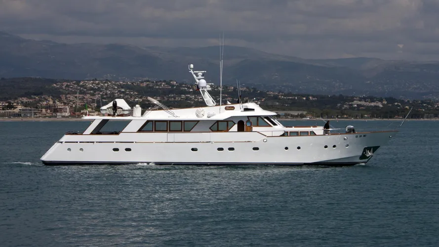 pokrov-yacht-exterior