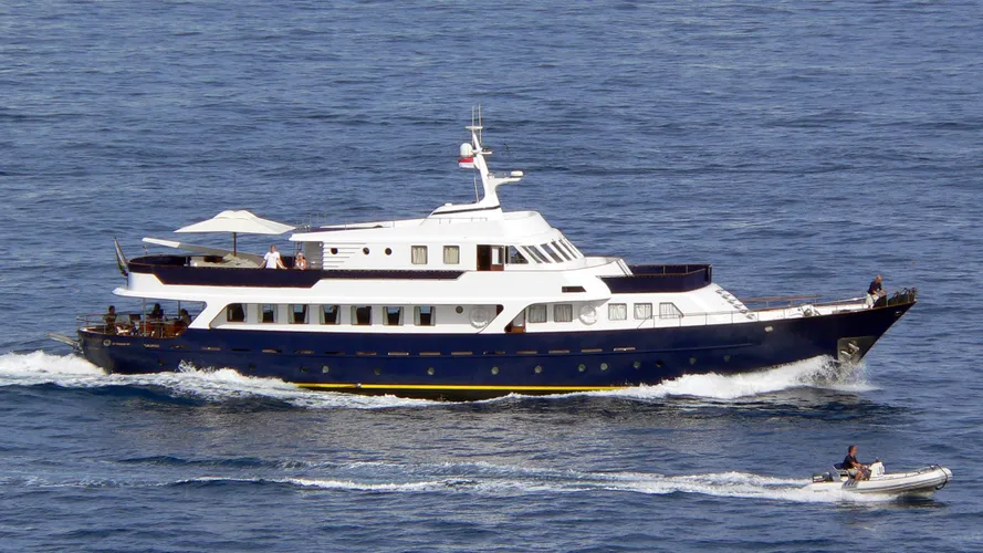dama-di-cuori-yacht-exterior