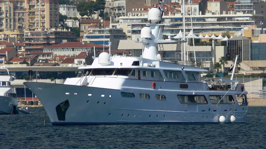 um-hurair-yacht-exterior