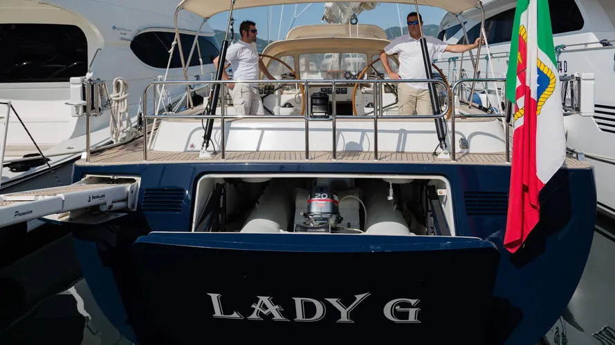 lady-g-yacht-stern