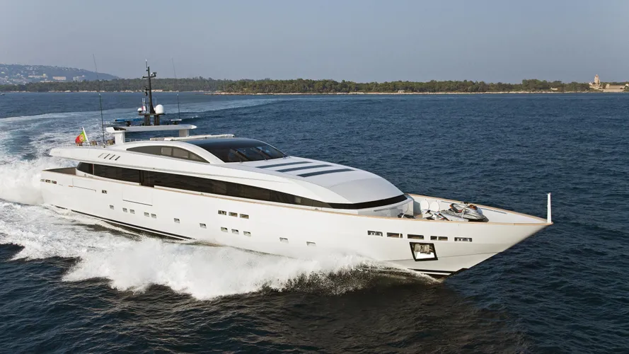fan-too-motoryacht-baglietto-2009-44m-running-half-profile