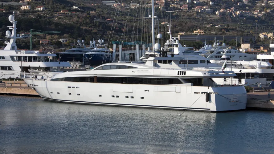 fan-too-motoryacht-baglietto-2009-44m-half-profile