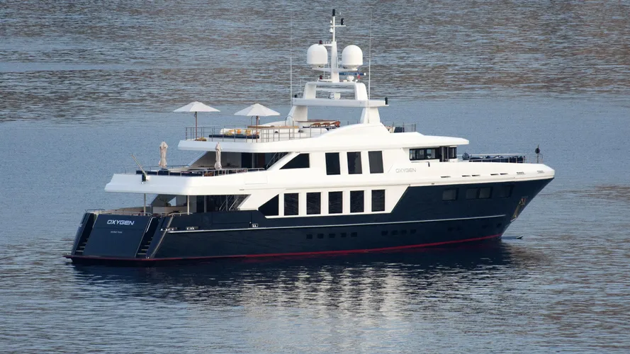 oxygen-yacht-exterior