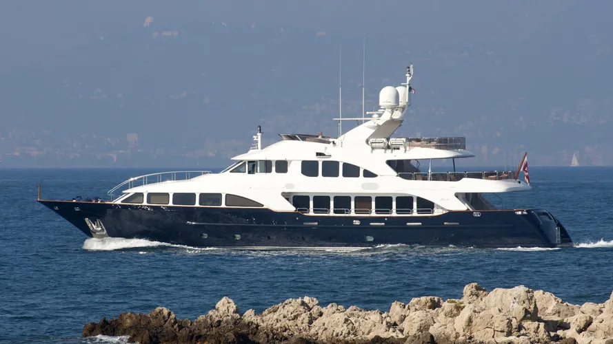 african-queen-yacht-exterior