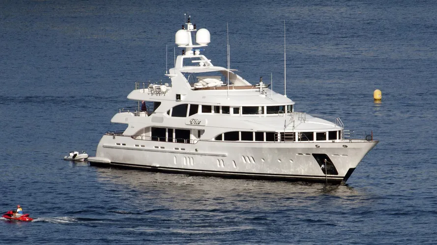 vica-yacht-exterior