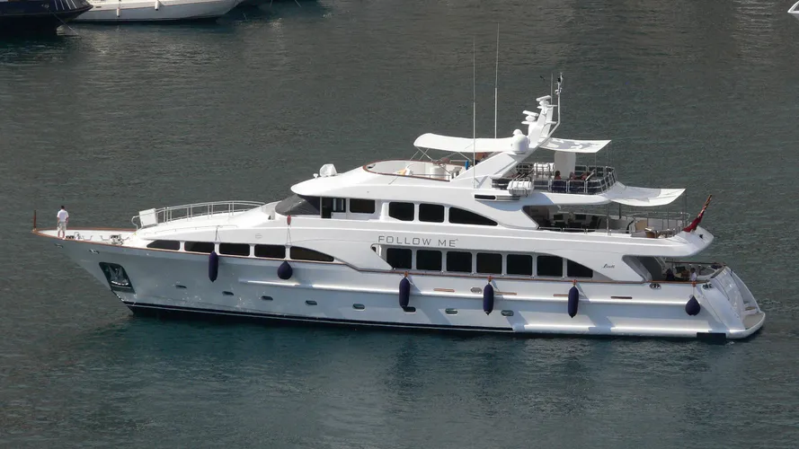 brava-yacht-exterior