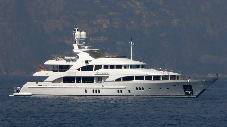 zita-yacht-exterior