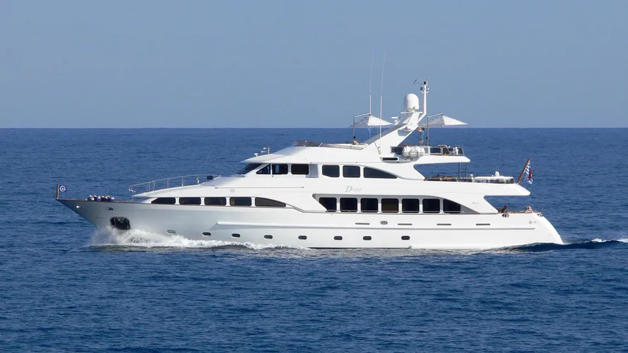 inouis-yacht-exterior