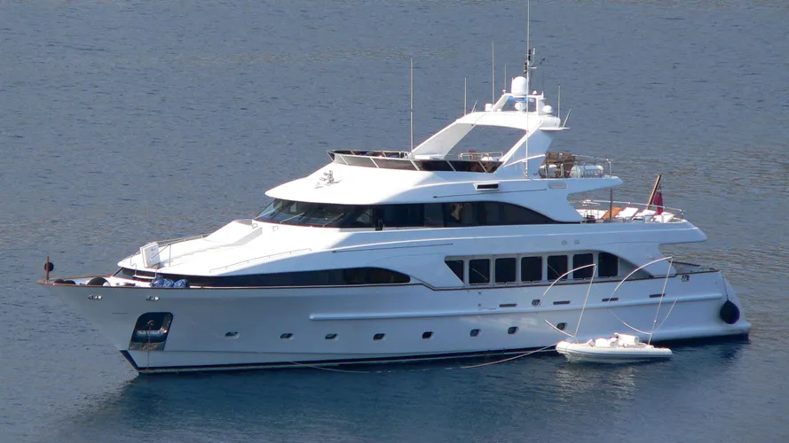 accama_yacht_exterior